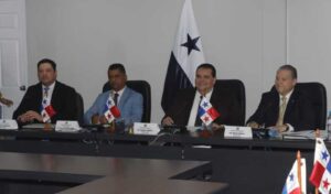 En el orden usual: Ariel Vallarino, vice de Presupuesto; Didiano Batista, vicepresidente de la Asamblea; S. Gálvez, presidente de Presupuesto; y Manuel Cohen, secretario. Víctor Arosemena